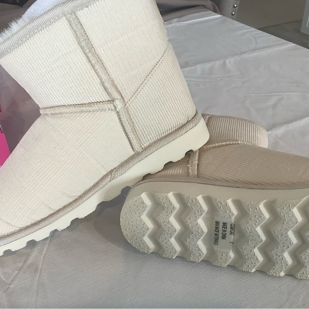 Womens cream colored corduroy boots
Size8